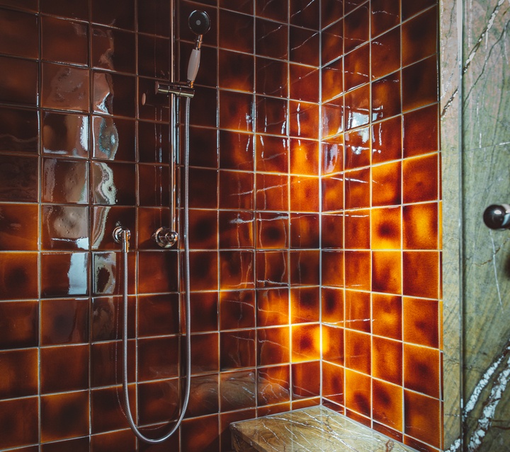 Bathroom with red tiles from Tichelaar, customized by Buro Belen