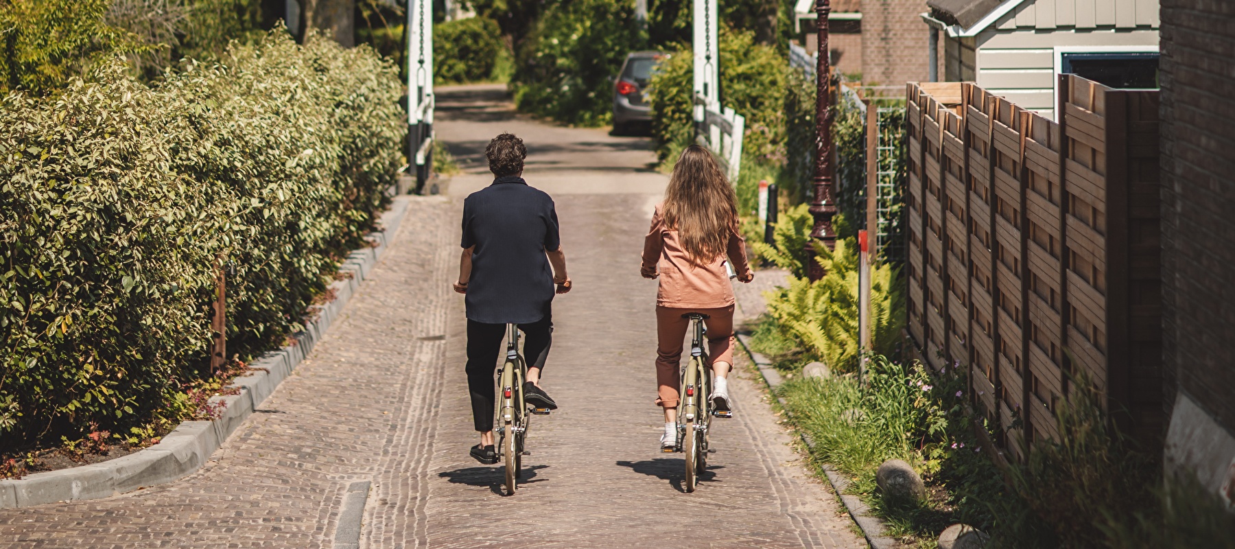 Couple biking in Durgerdam